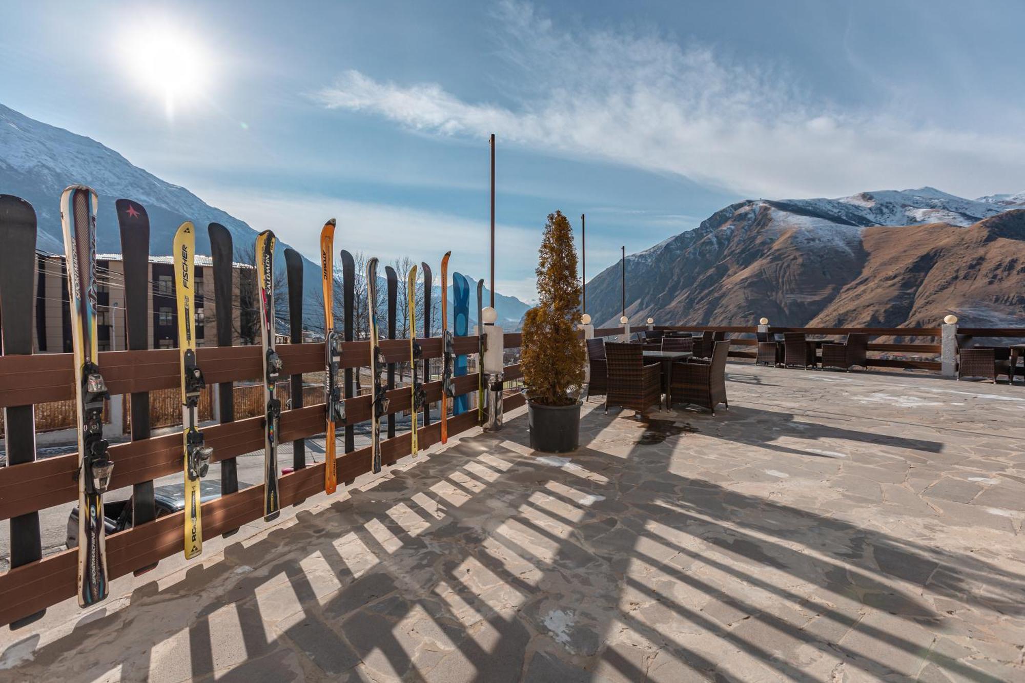 Alpine Lounge Boutique Hotel Kazbegi Exteriör bild