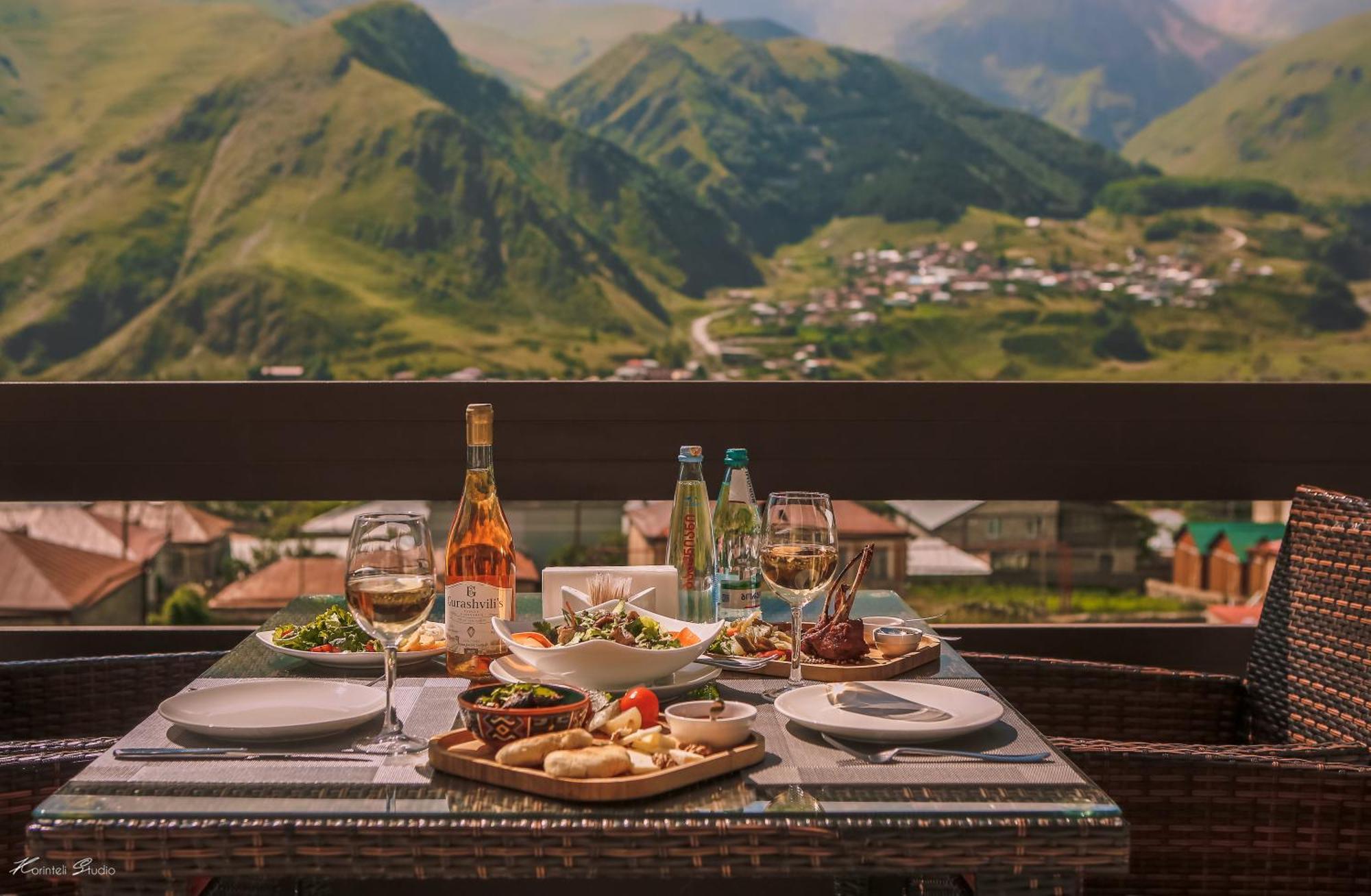 Alpine Lounge Boutique Hotel Kazbegi Exteriör bild