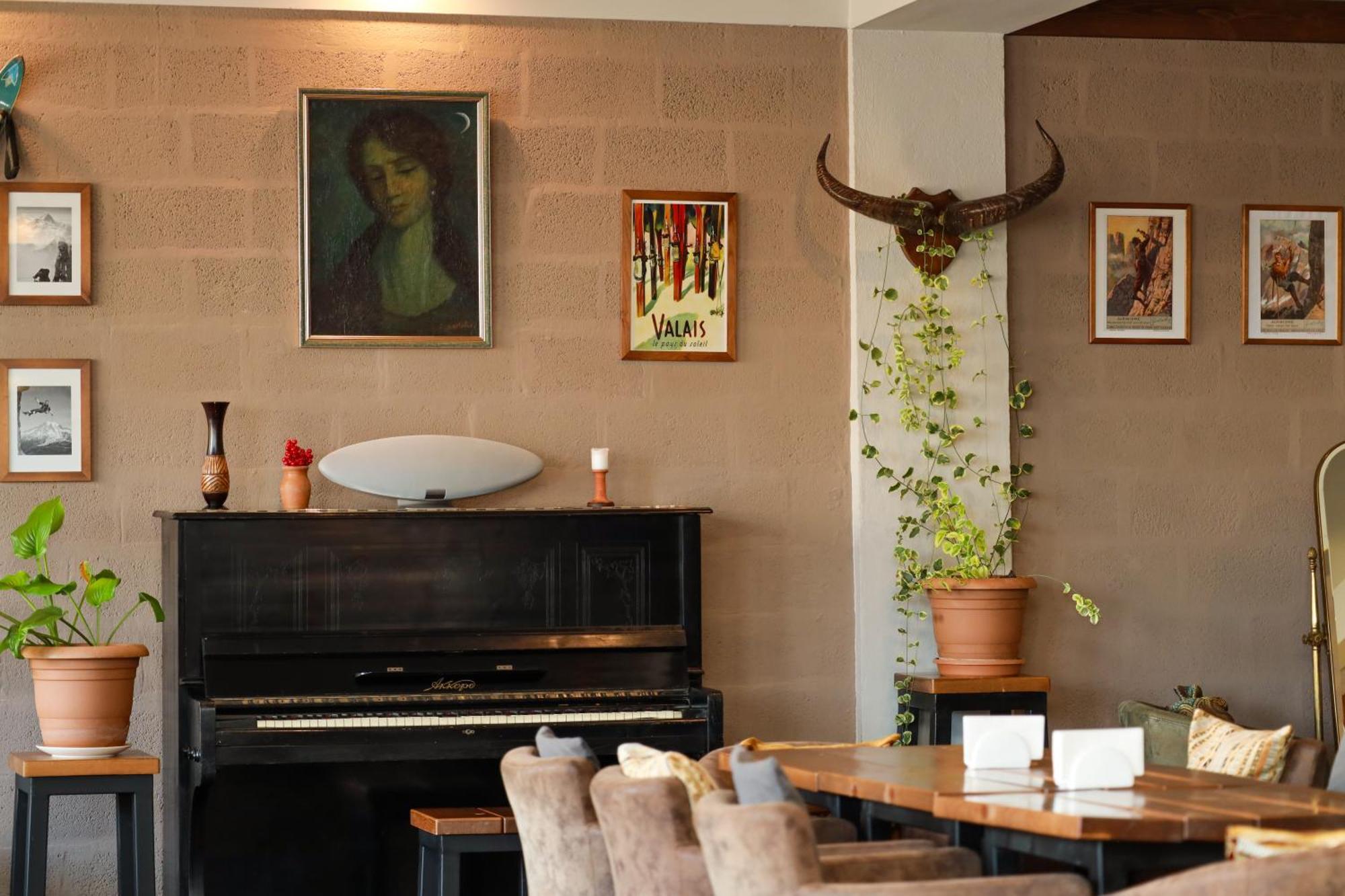 Alpine Lounge Boutique Hotel Kazbegi Exteriör bild